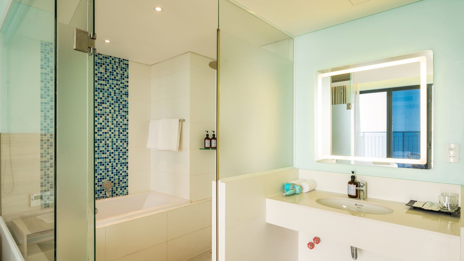 rooms-suite-sea-view-with-balcony