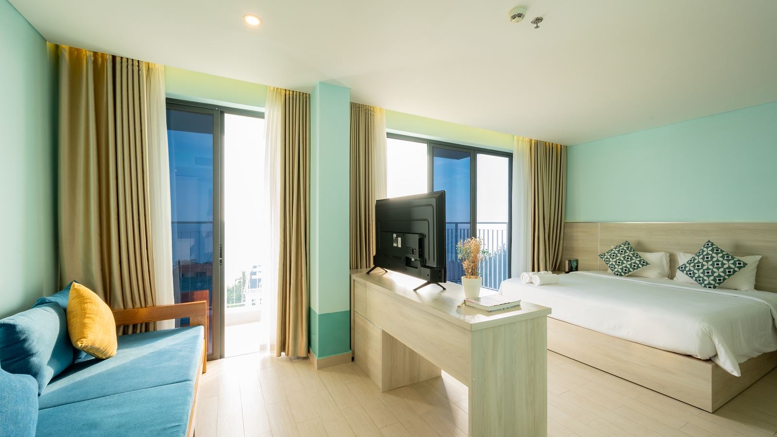 rooms-suite-sea-view-with-balcony