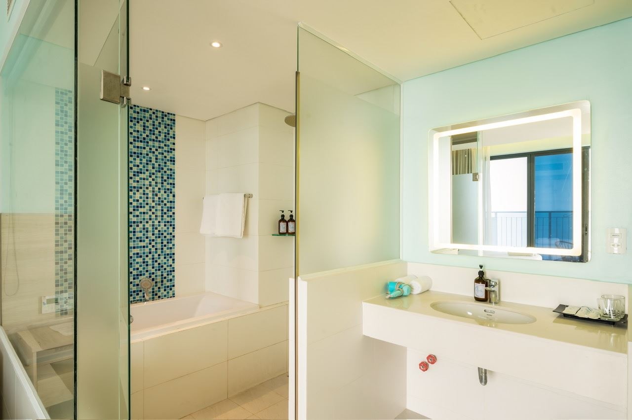 rooms-suite-sea-view-with-balcony