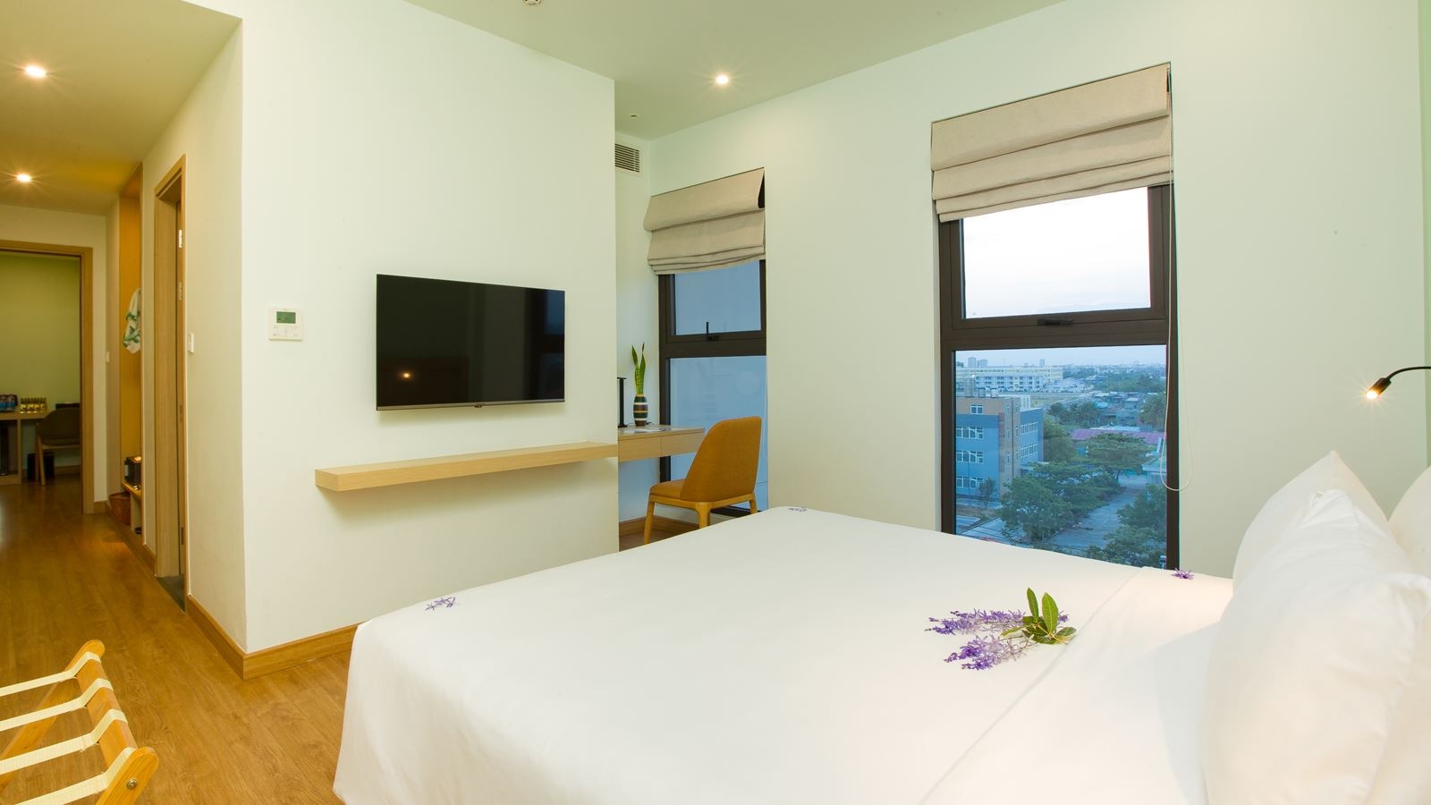 rooms-two-bedroom-deluxe-family-with-balcony