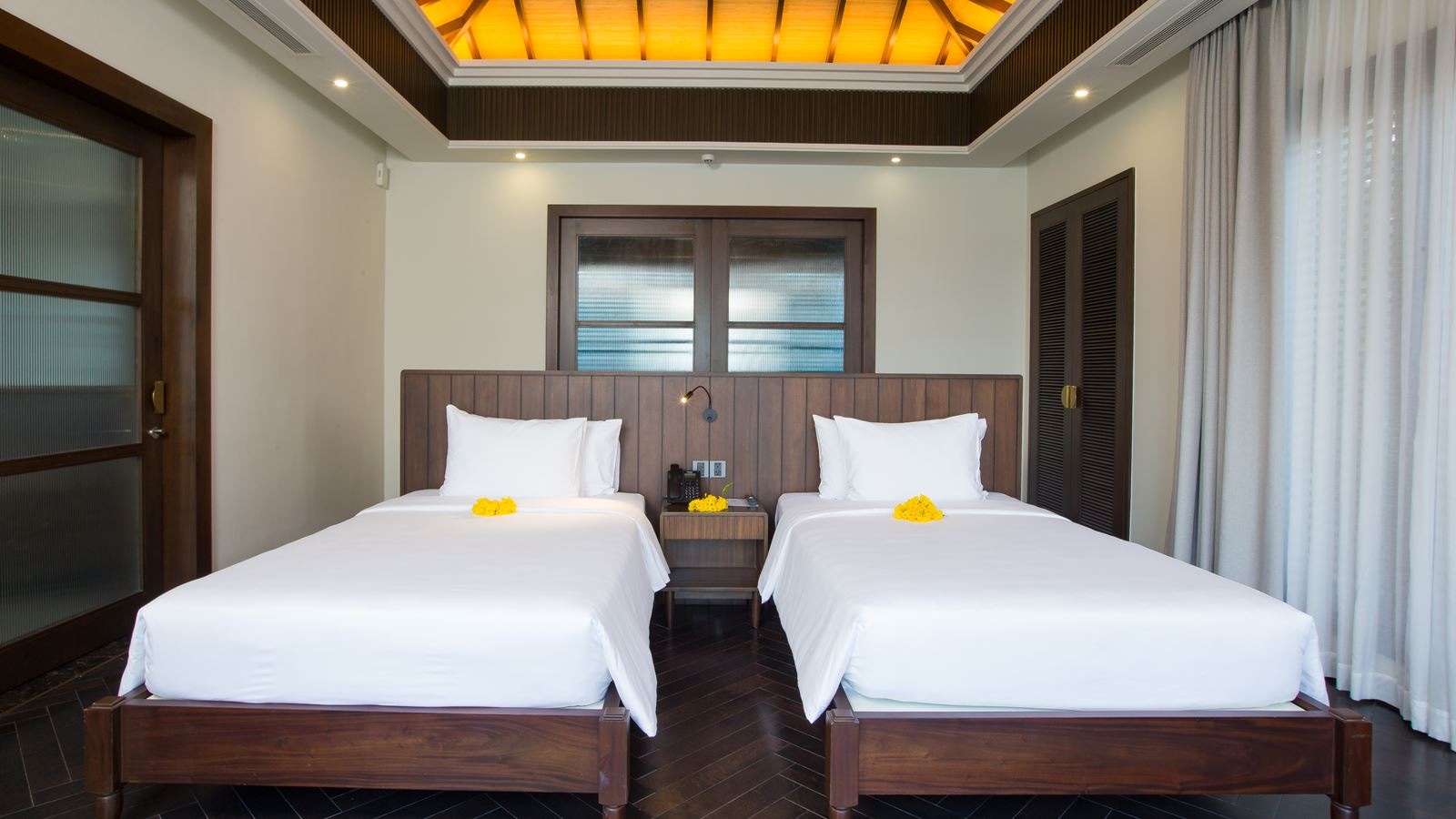 rooms-family-beach-front-villa-with-balcony