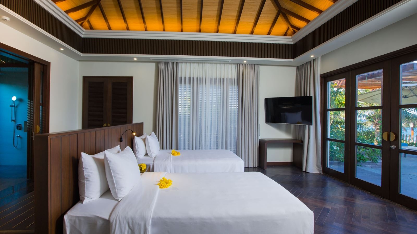 rooms-family-beach-front-villa-with-balcony