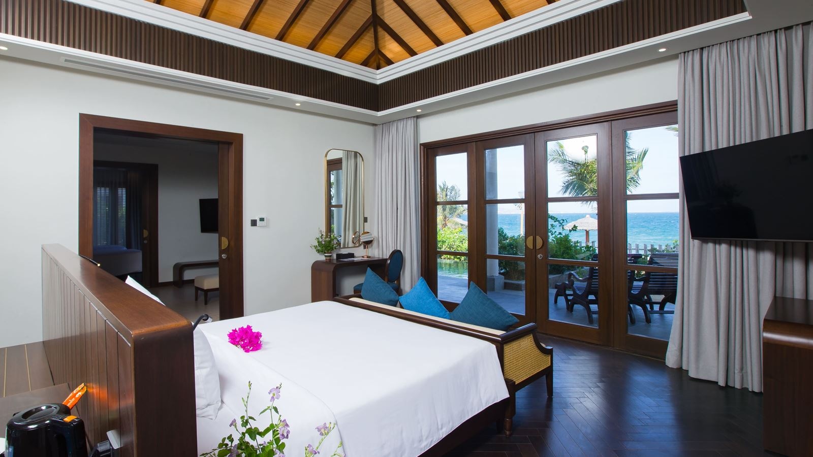 rooms-family-beach-front-villa-with-balcony