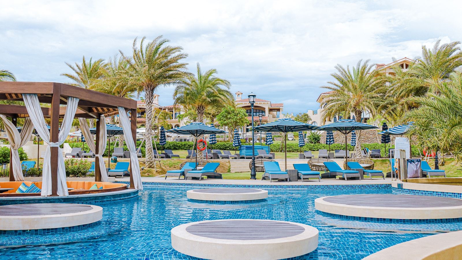 bars-fantasia-pool-bar