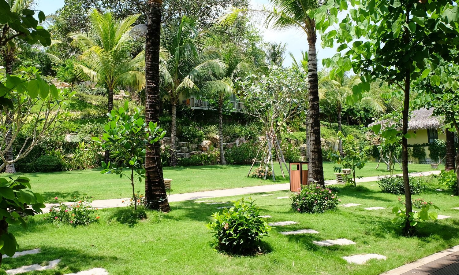 rooms-deluxe-triple-with-gardenview