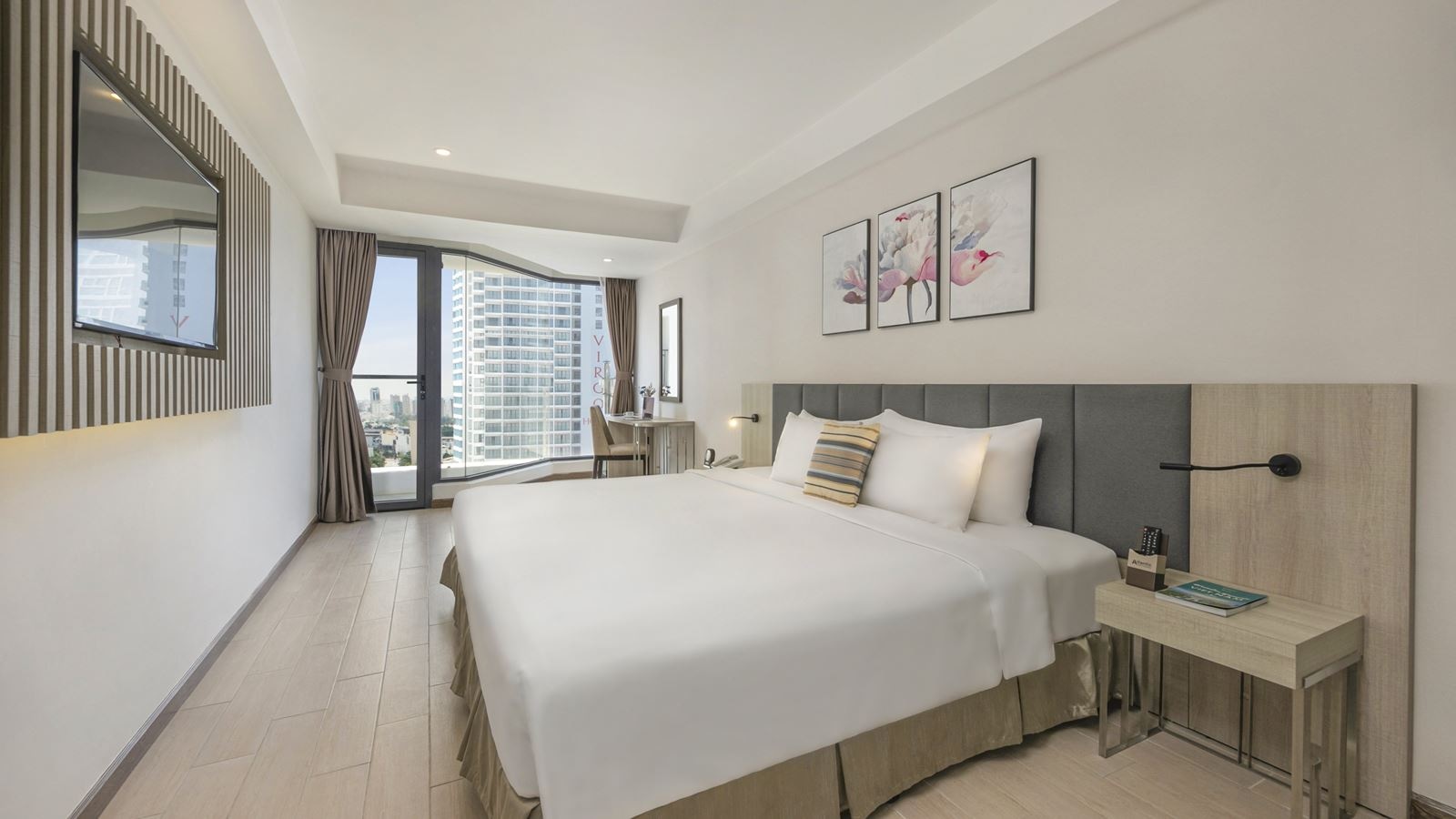 rooms-deluxe-city-view-with-balcony