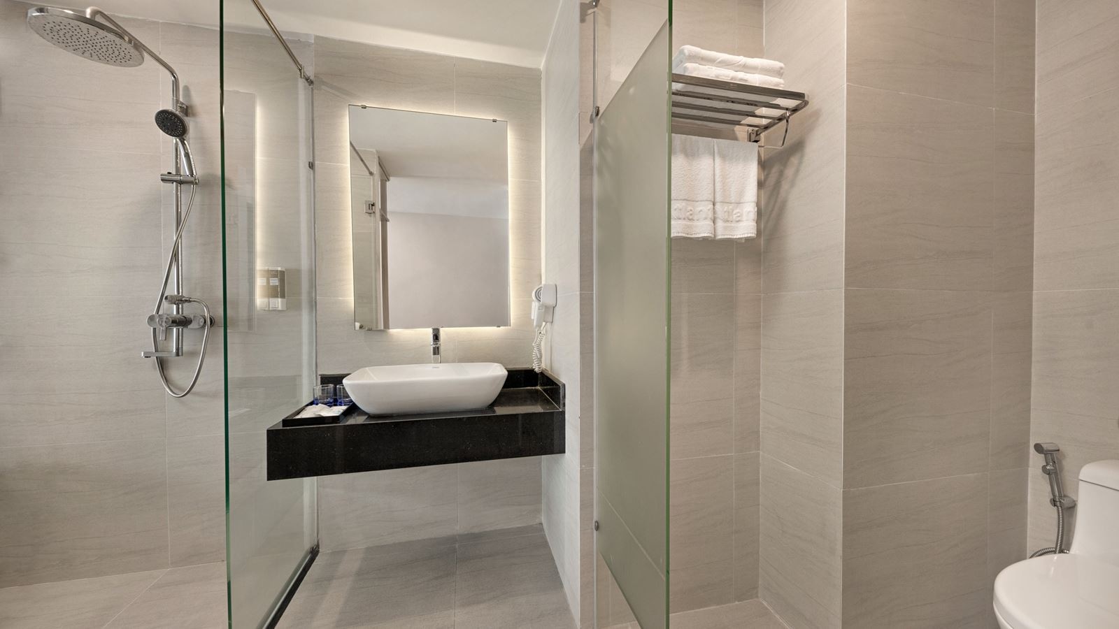 rooms-deluxe-city-view-with-balcony