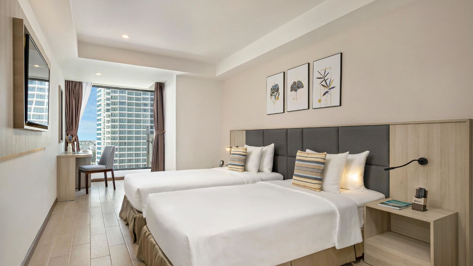 rooms-deluxe-city-view-with-balcony