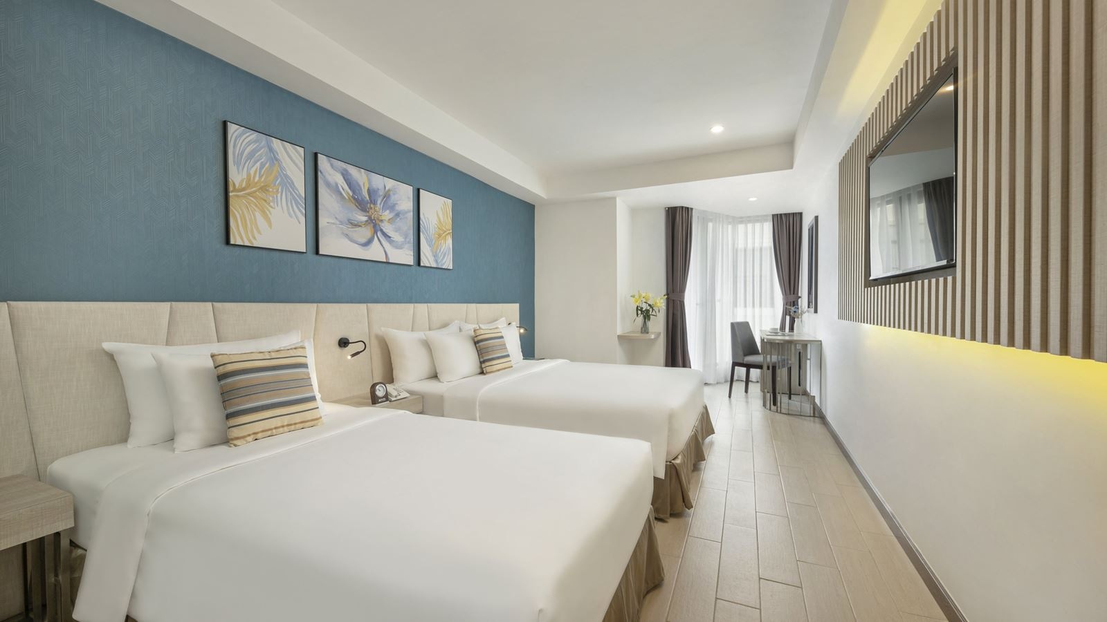 rooms-deluxe-city-view-with-balcony