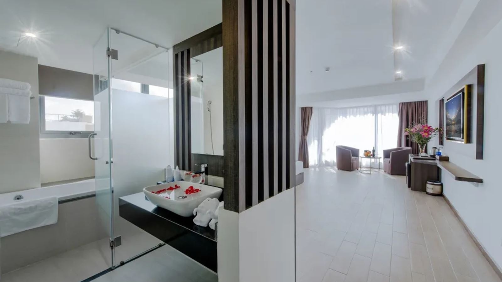 rooms-executive-city-view-with-balcony-child-without-extra-bed