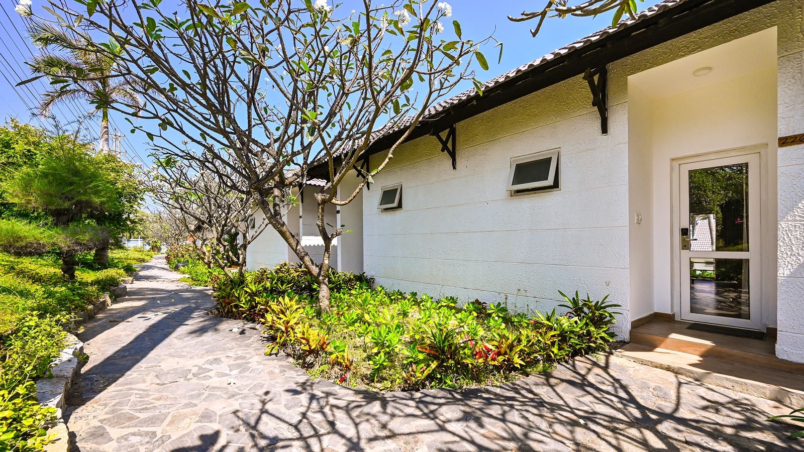 rooms-bungalow-garden-view