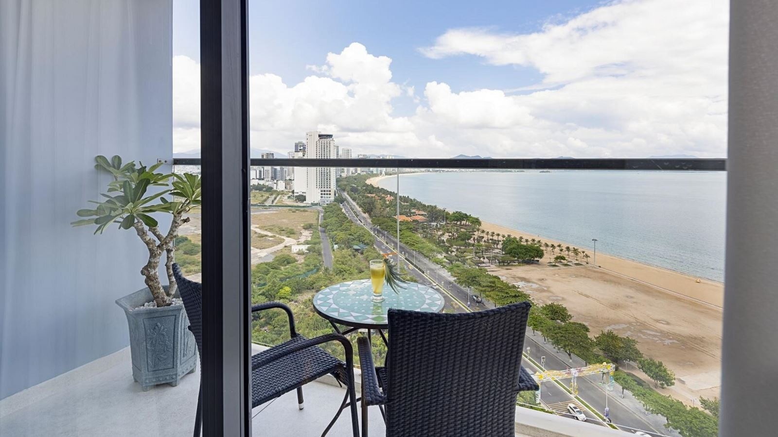 rooms-suite-seaview-view-with-balcony