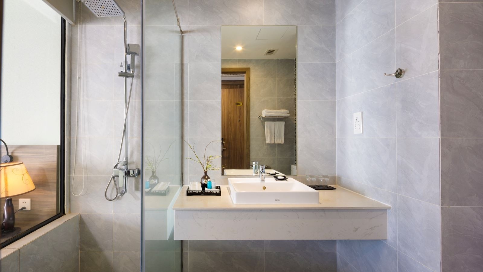 rooms-deluxe-partial-seaview-with-balcony