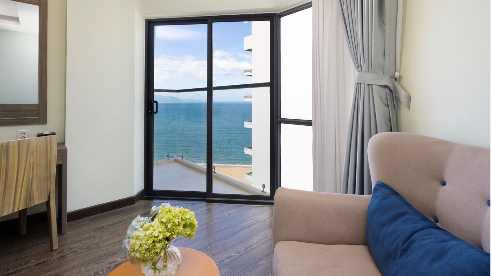 rooms-deluxe-partial-seaview-with-balcony