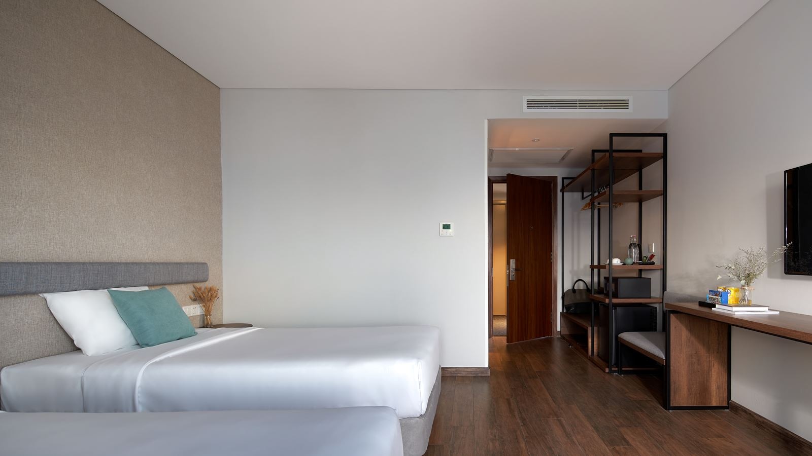 rooms-cozy-twin-with-city-view