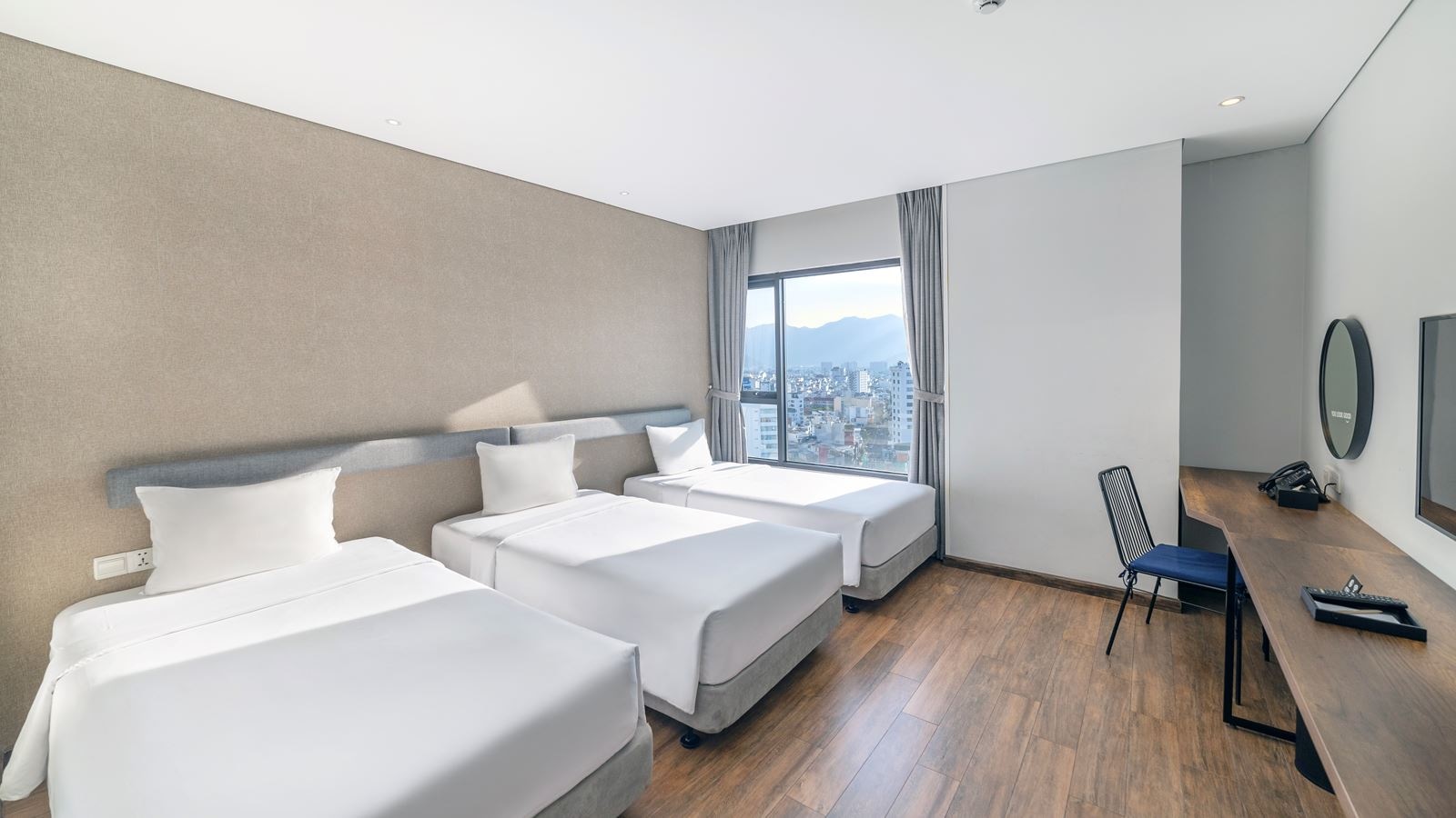 rooms-cozy-twin-with-city-view