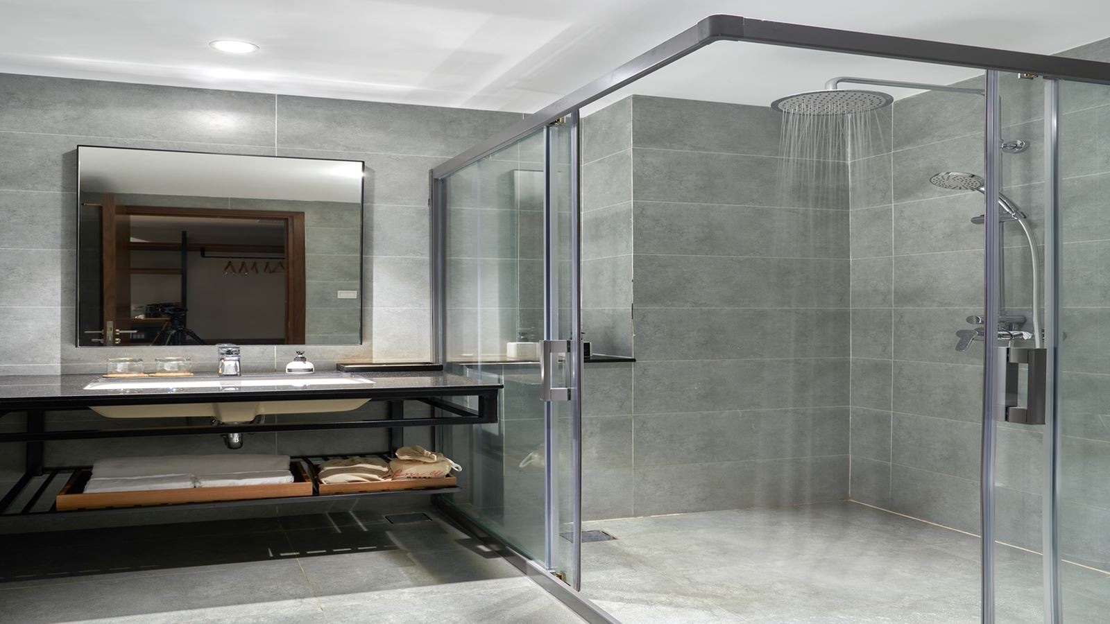 rooms-roomy-double-with-city-view