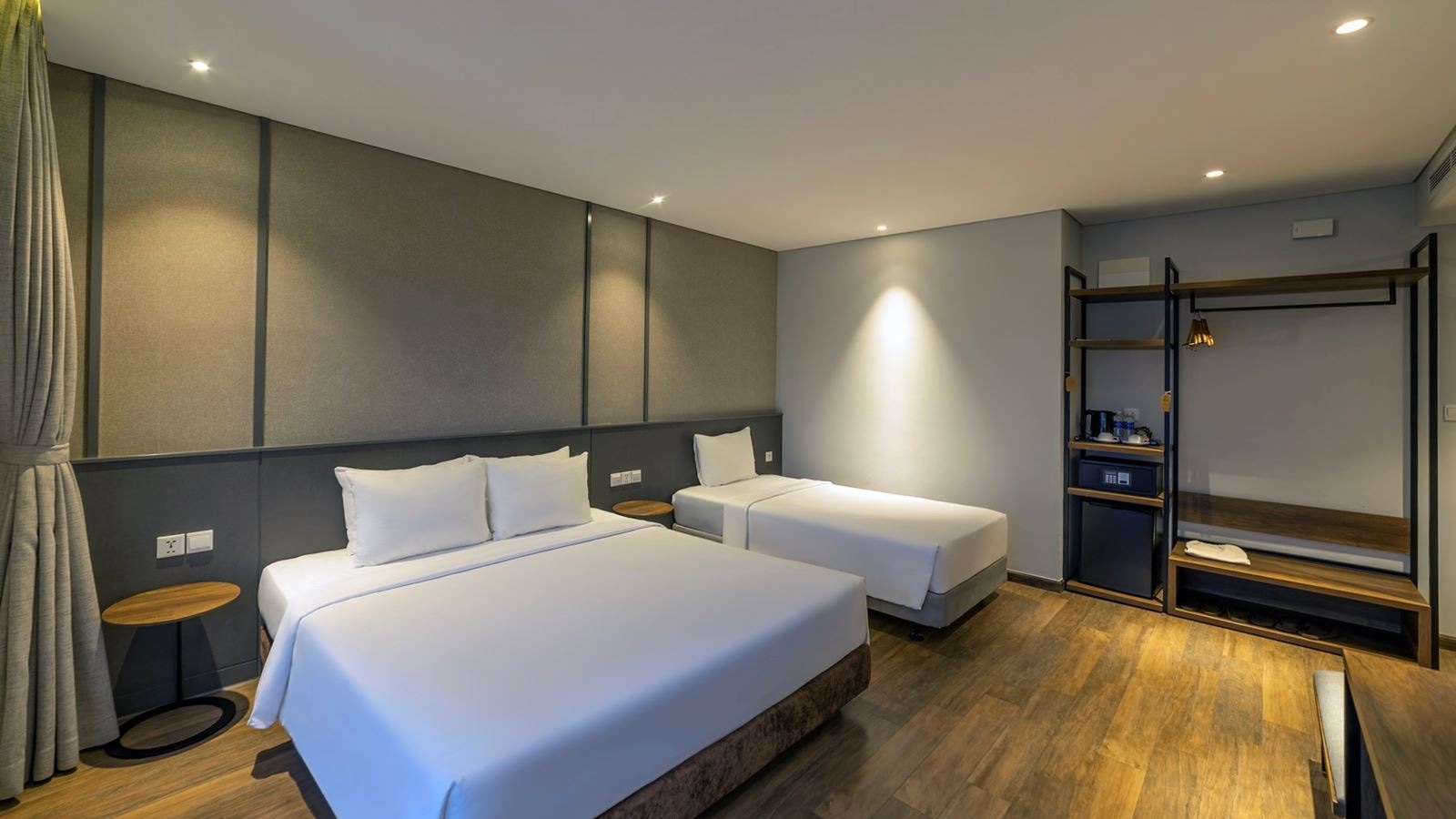 rooms-roomy-double-with-city-view