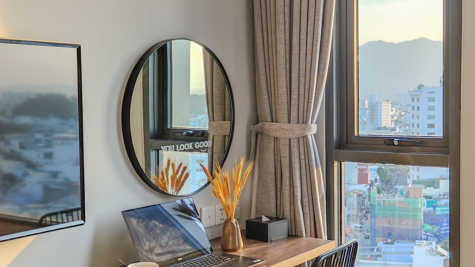 rooms-roomy-double-with-city-view