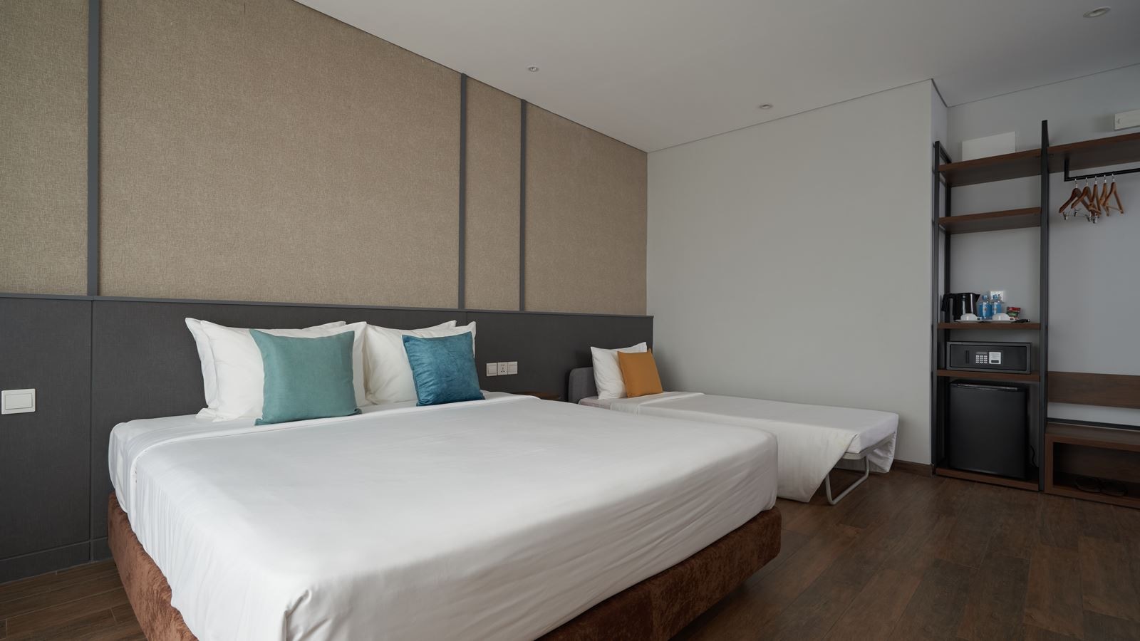 rooms-roomy-double-with-city-view