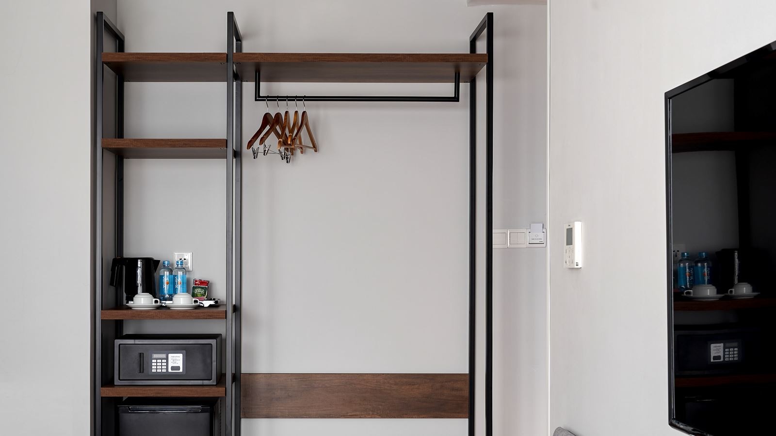 rooms-roomy-double-with-city-view