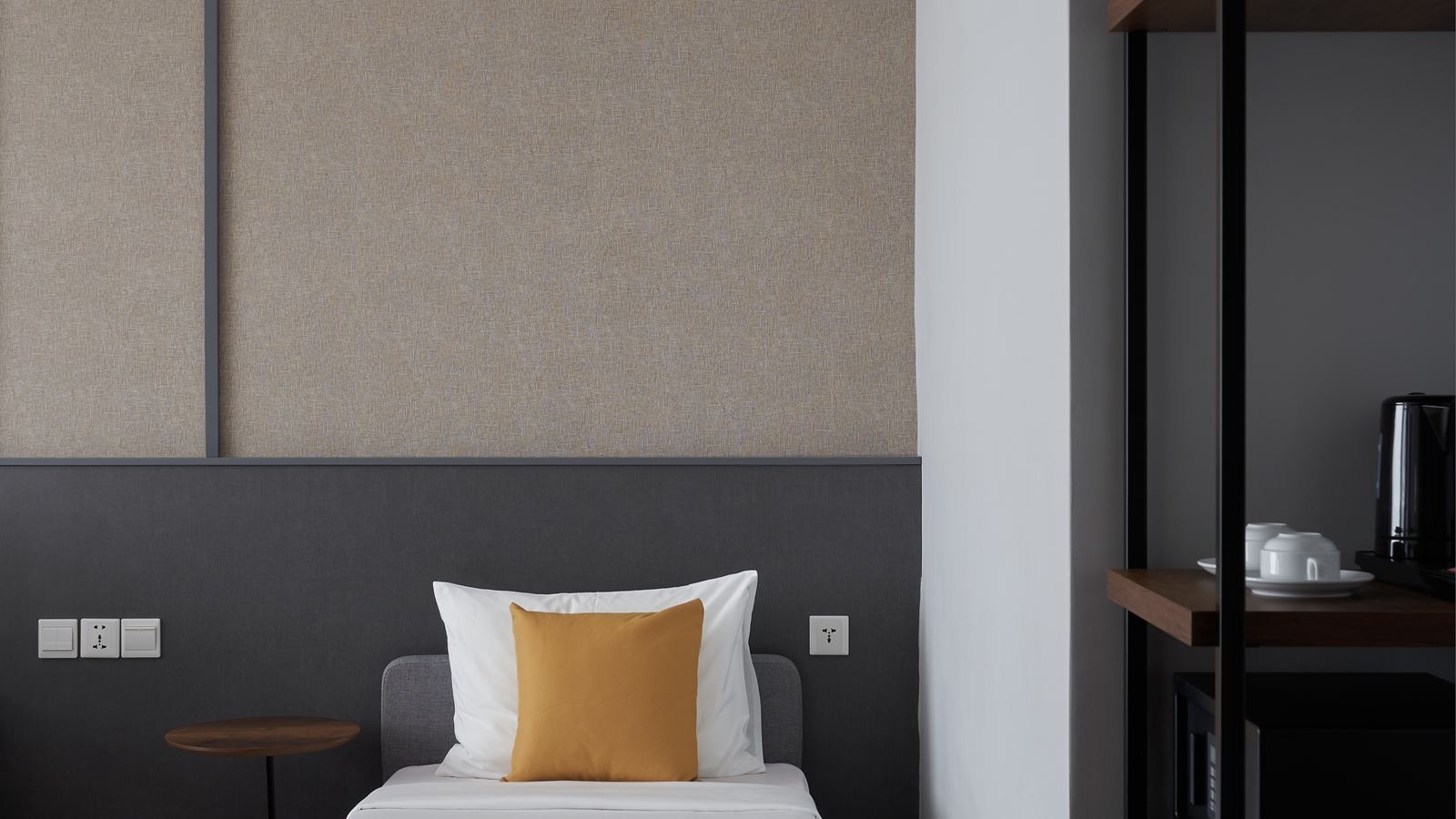 rooms-roomy-double-with-city-view