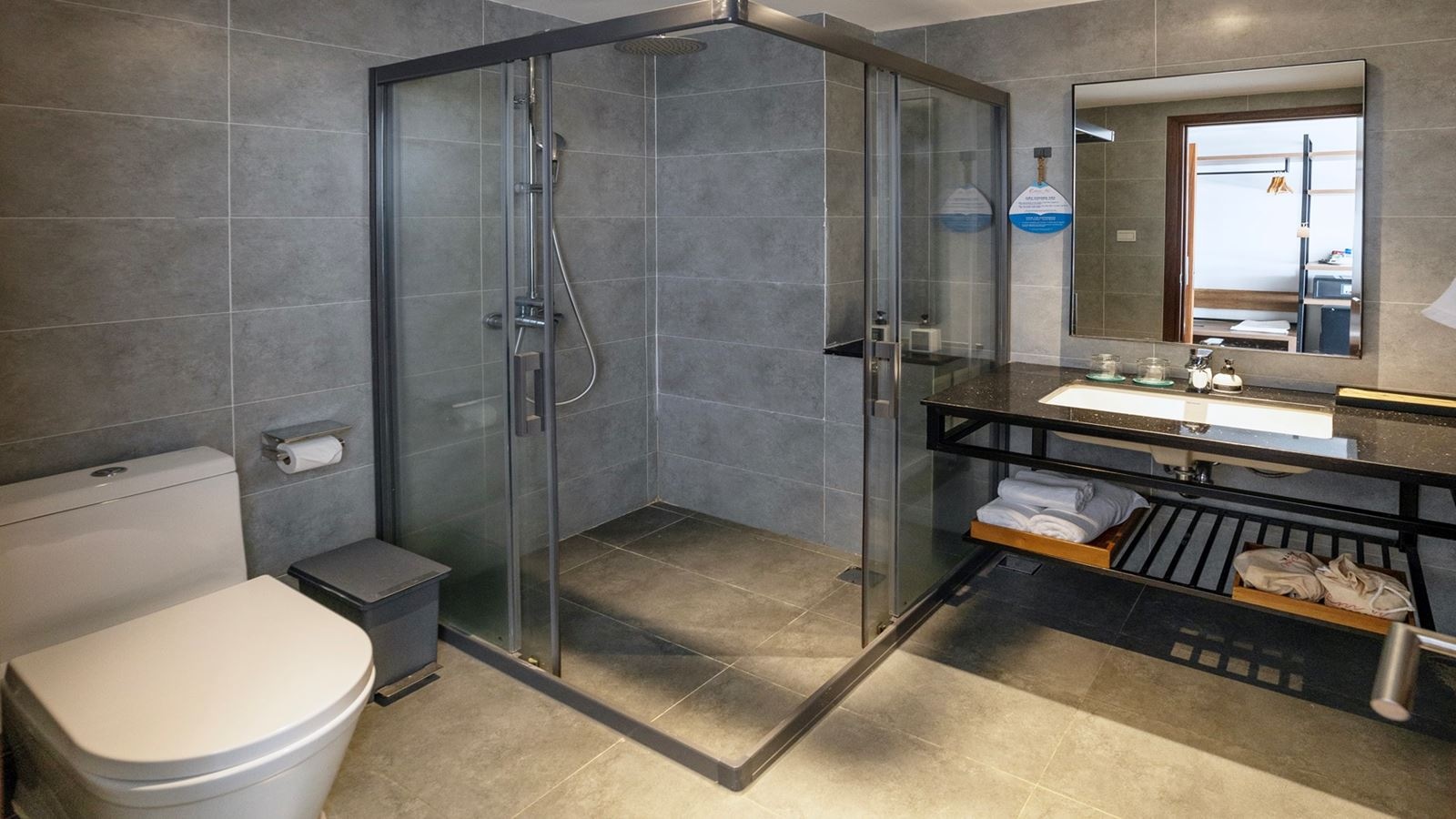 rooms-roomy-double-with-city-view-child-without-extra-bed