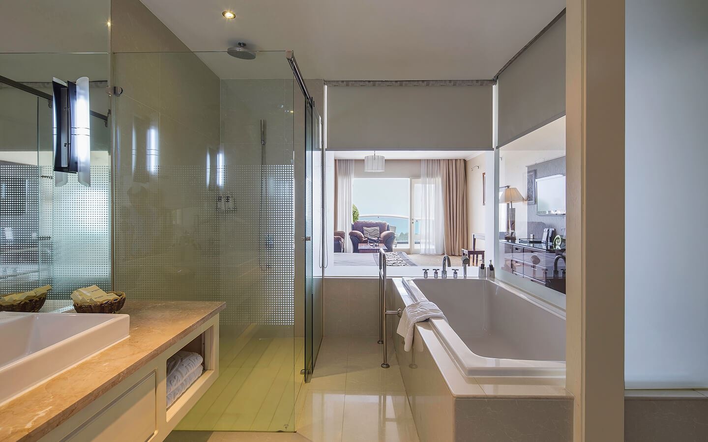 rooms-deluxe-sea-view-with-balcony