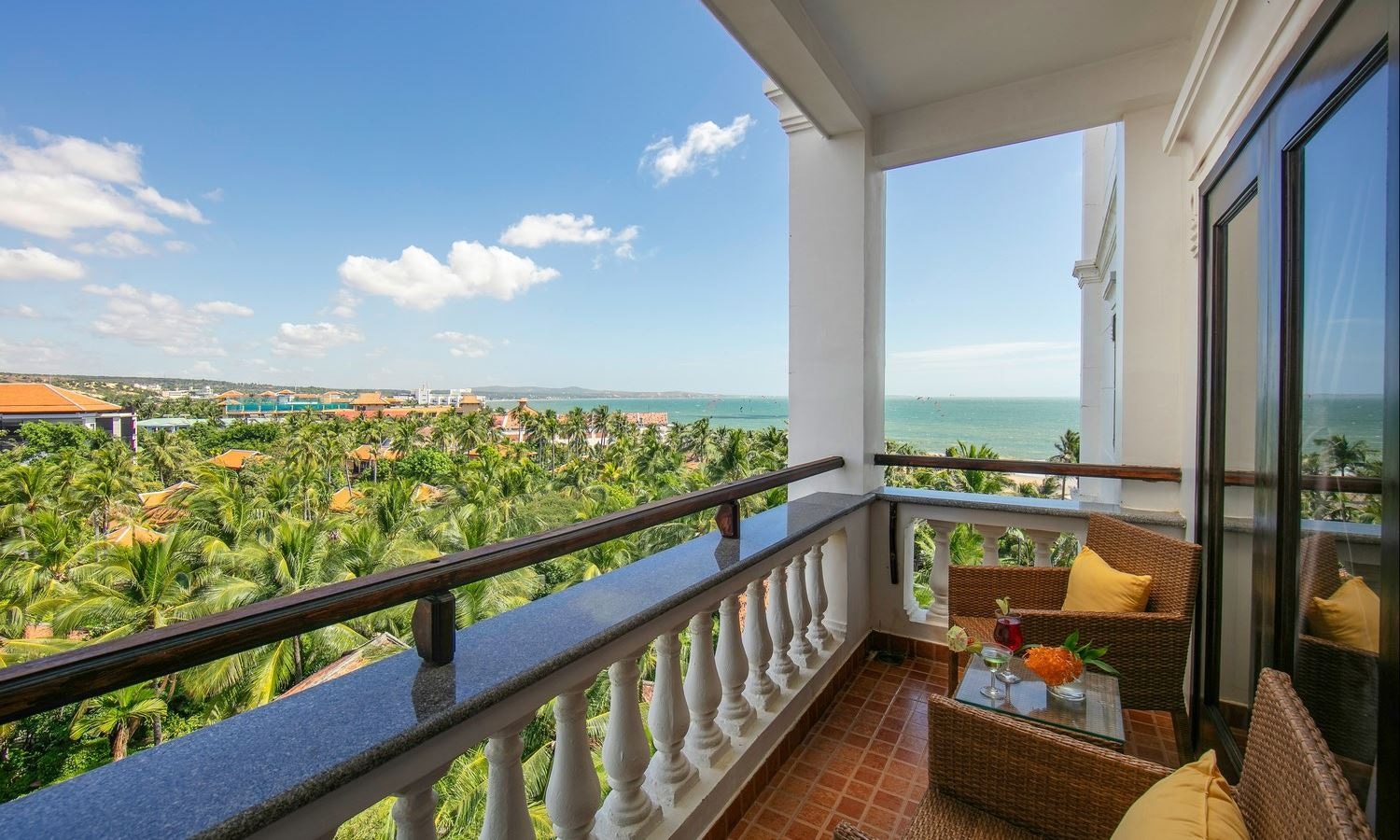 rooms-deluxe-oceanview-with-balcony-child-without-extrabed