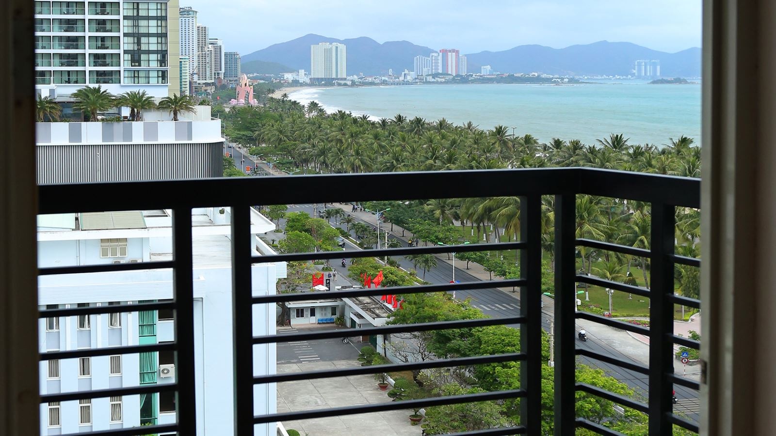 rooms-deluxe-seaview-with-balcony