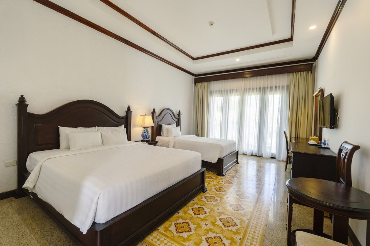 rooms-family-gardenview-with-balcony