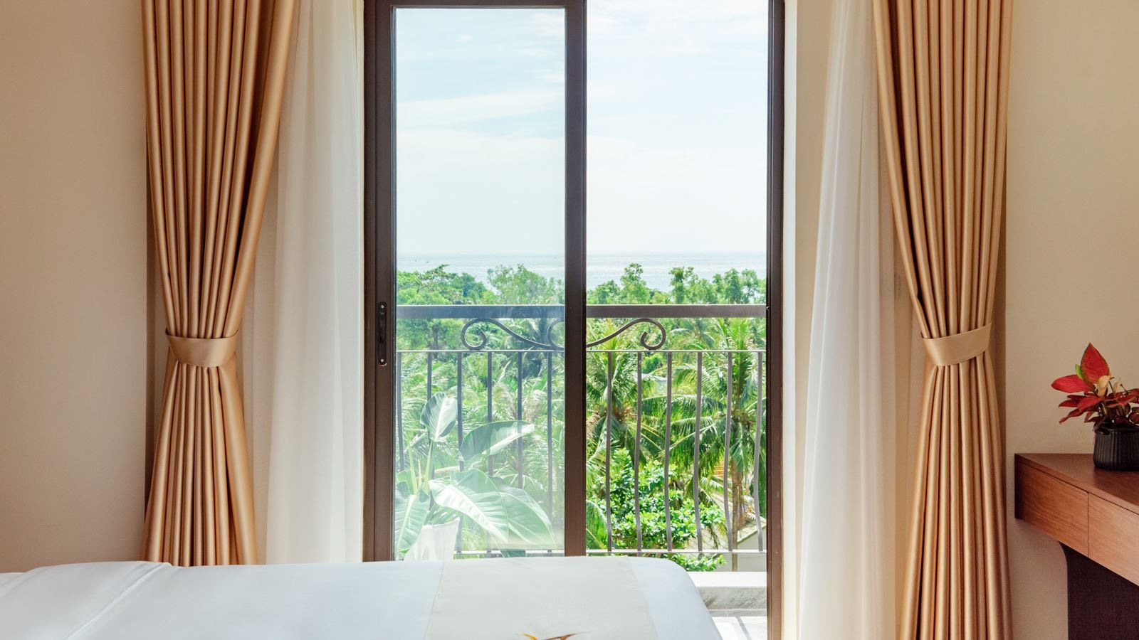 rooms-aura-delight-plus-with-sea-view