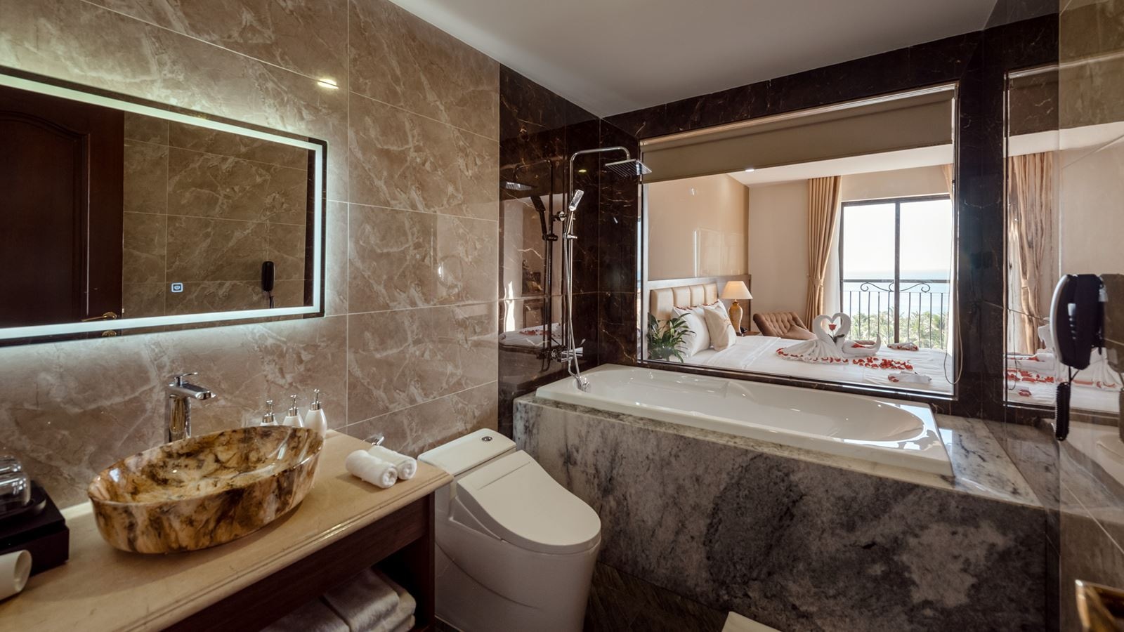 rooms-helios-suite-with-ocean-view