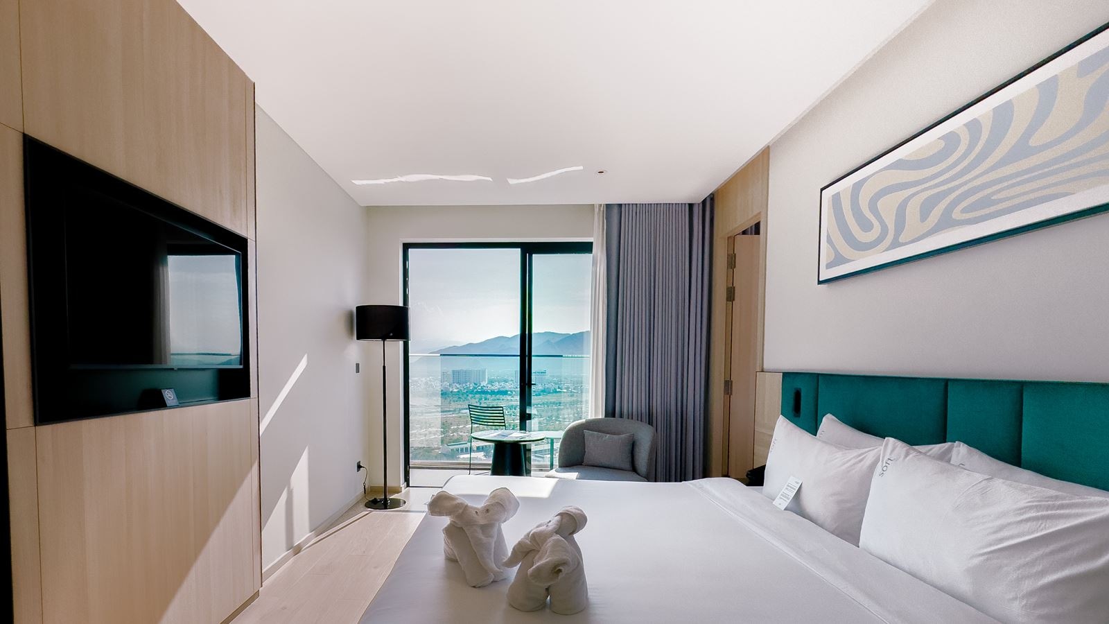 rooms-family-mountain-view-with-balcony