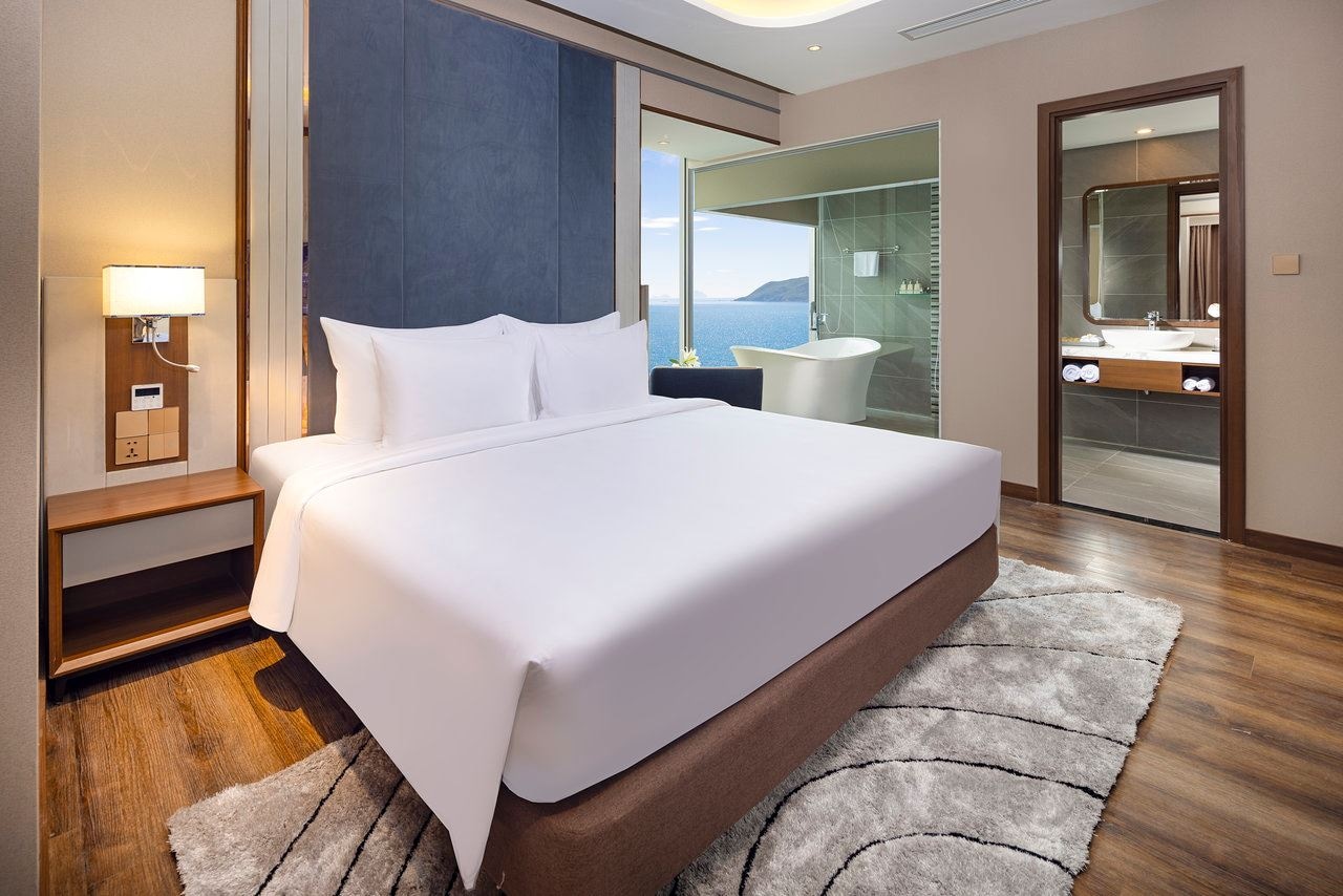 rooms-executive-club-suite-with-balcony