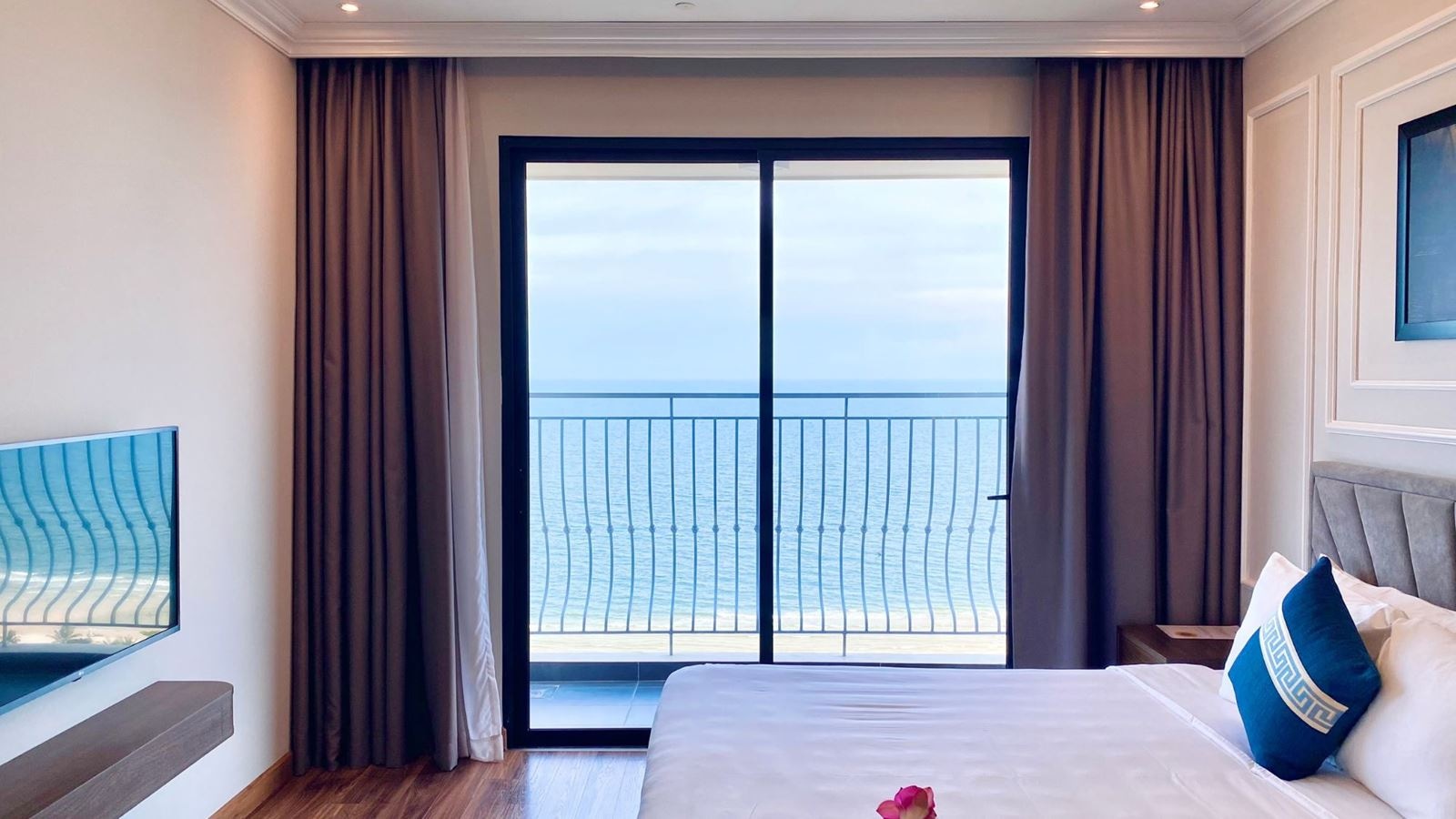 rooms-family-suite-seaview-with-balcony