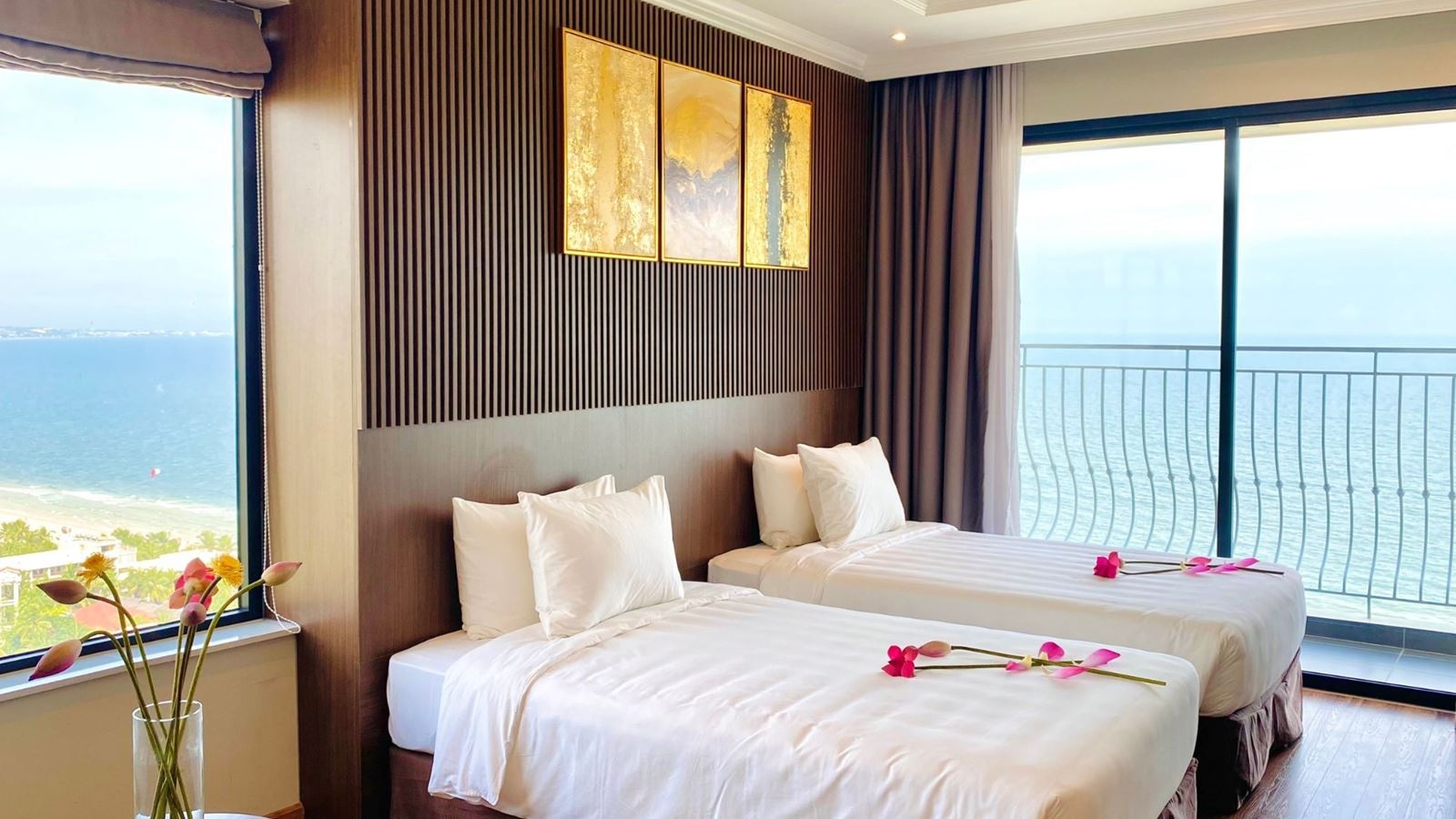 rooms-family-suite-seaview-with-balcony