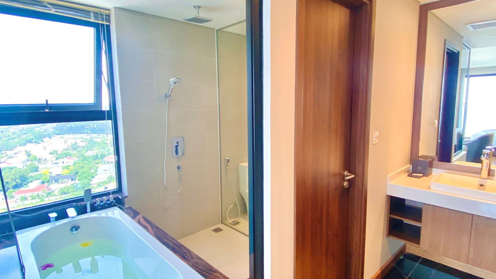 rooms-junior-suite-seaview-with-balcony