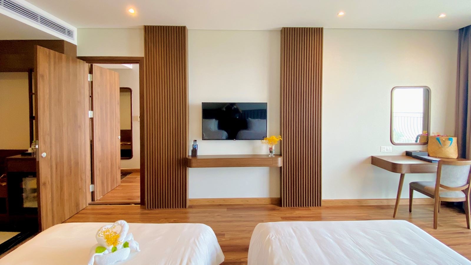 rooms-deluxe-family-seaview-connecting-with-balcony