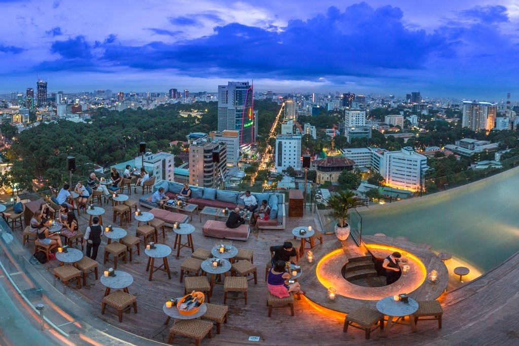 bars-social-club-rooftop-bar