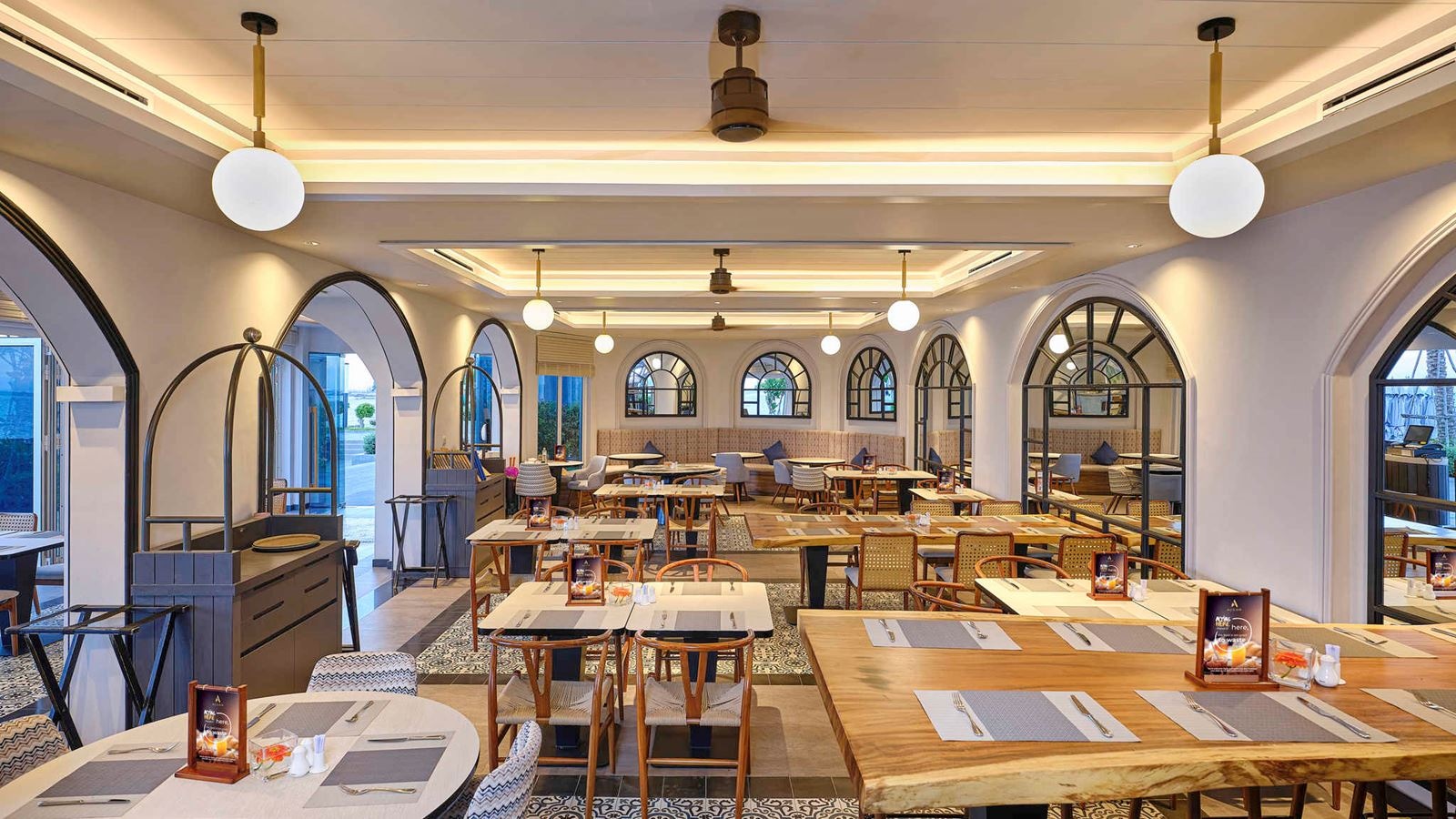 restaurants-breezes-restaurant