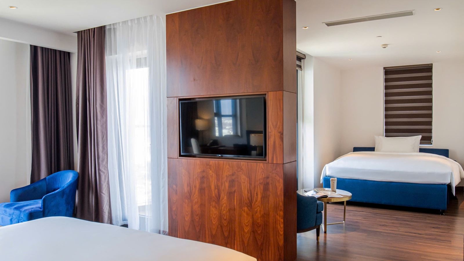 rooms-family-suite-seaview-with-balcony