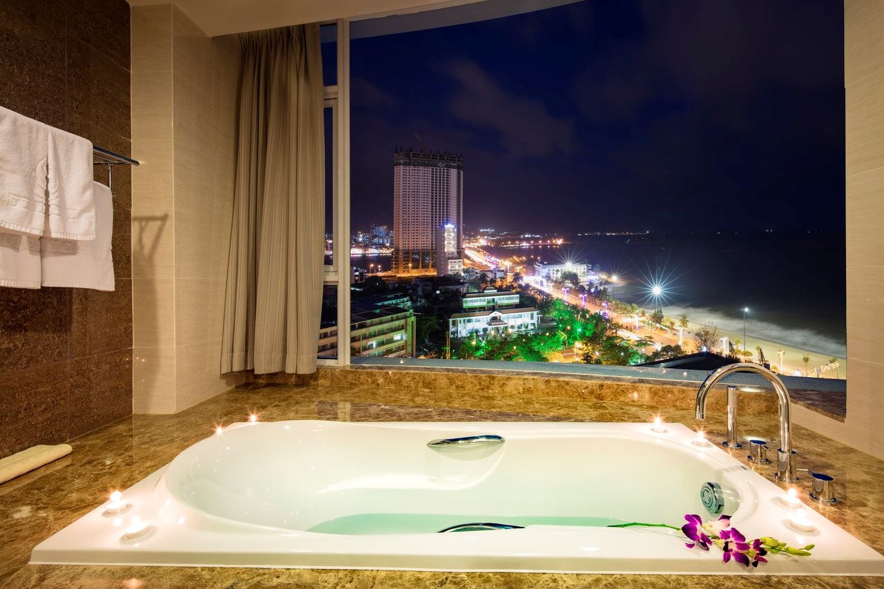 rooms-senior-suite-ocean-view-king
