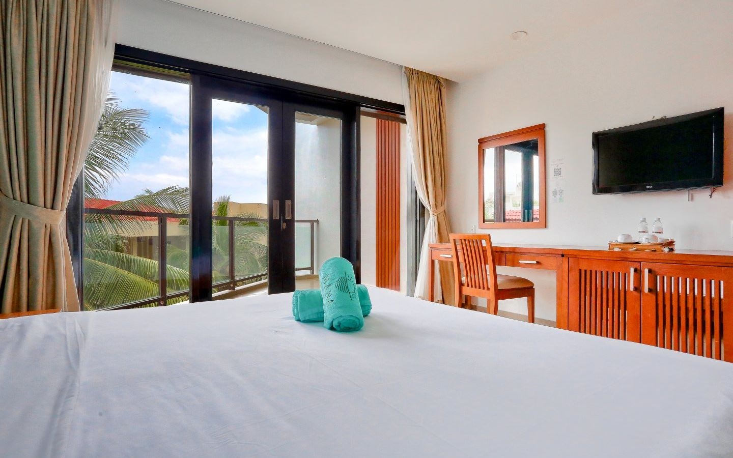 rooms-deluxe-balcony-garden-view