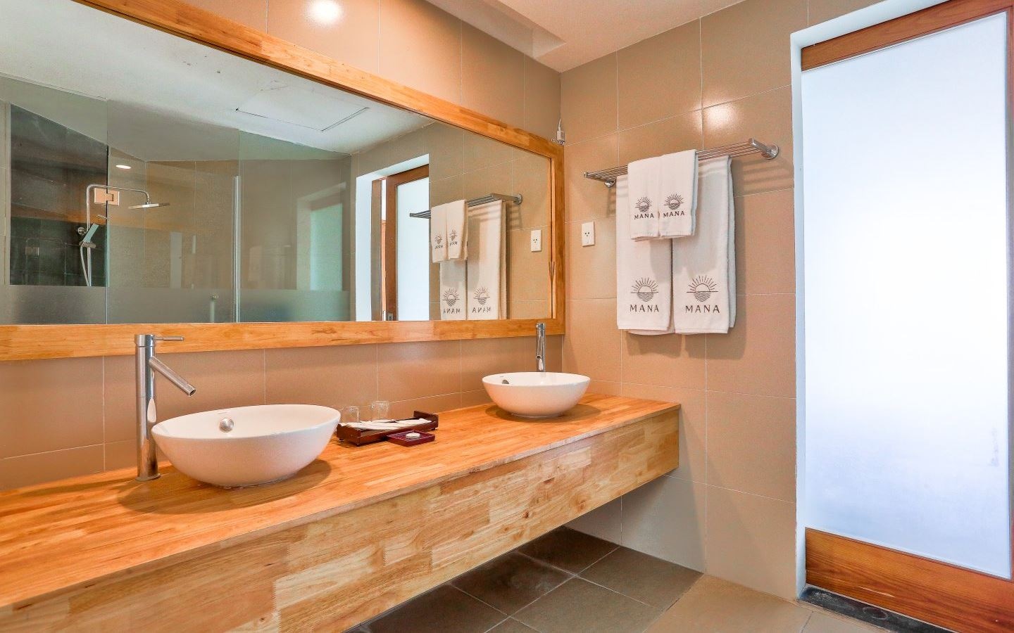 rooms-deluxe-balcony-garden-view