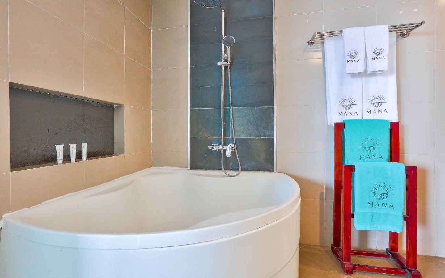 rooms-beachfront-suite-with-balcony