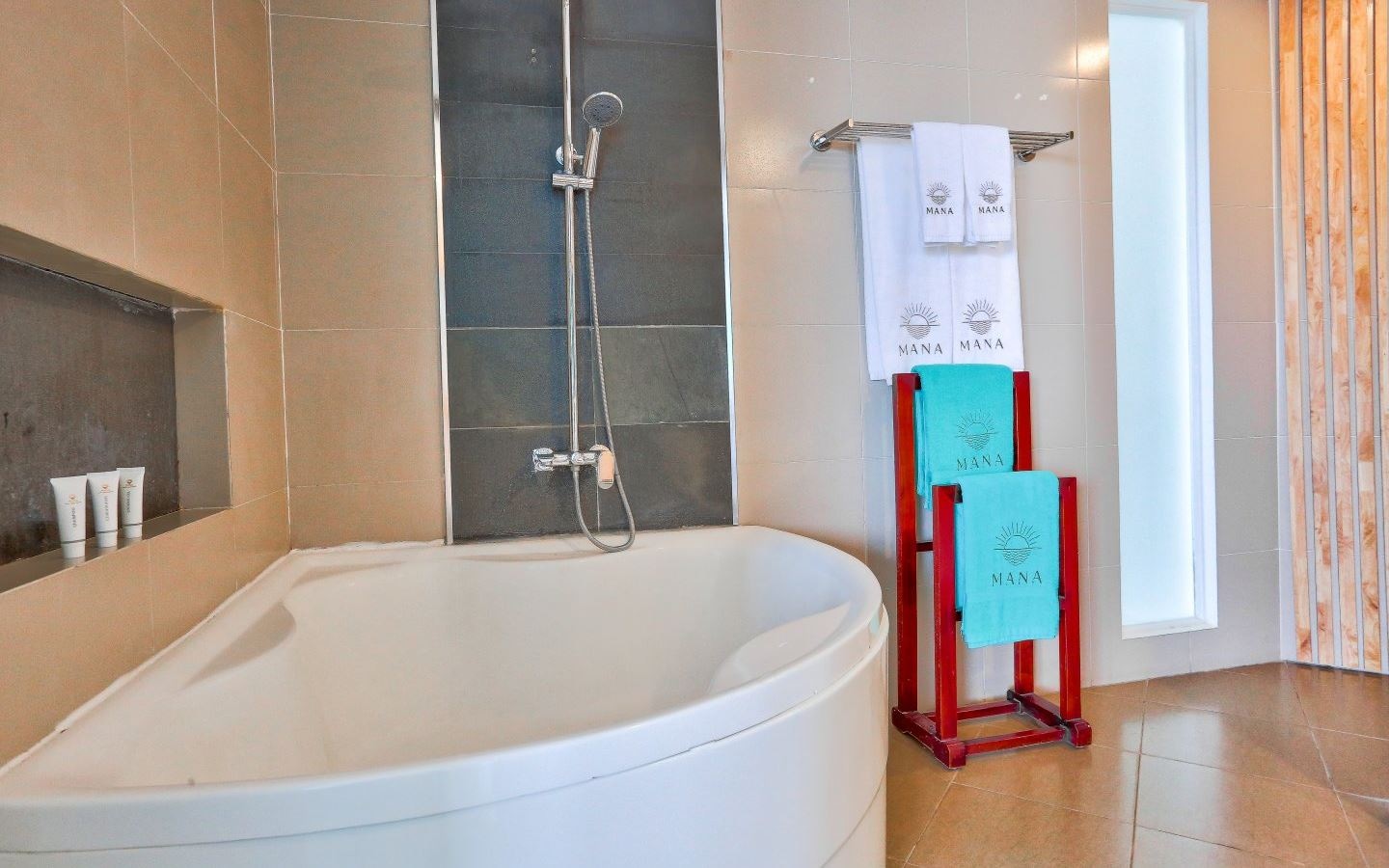 rooms-beachfront-suite-with-balcony