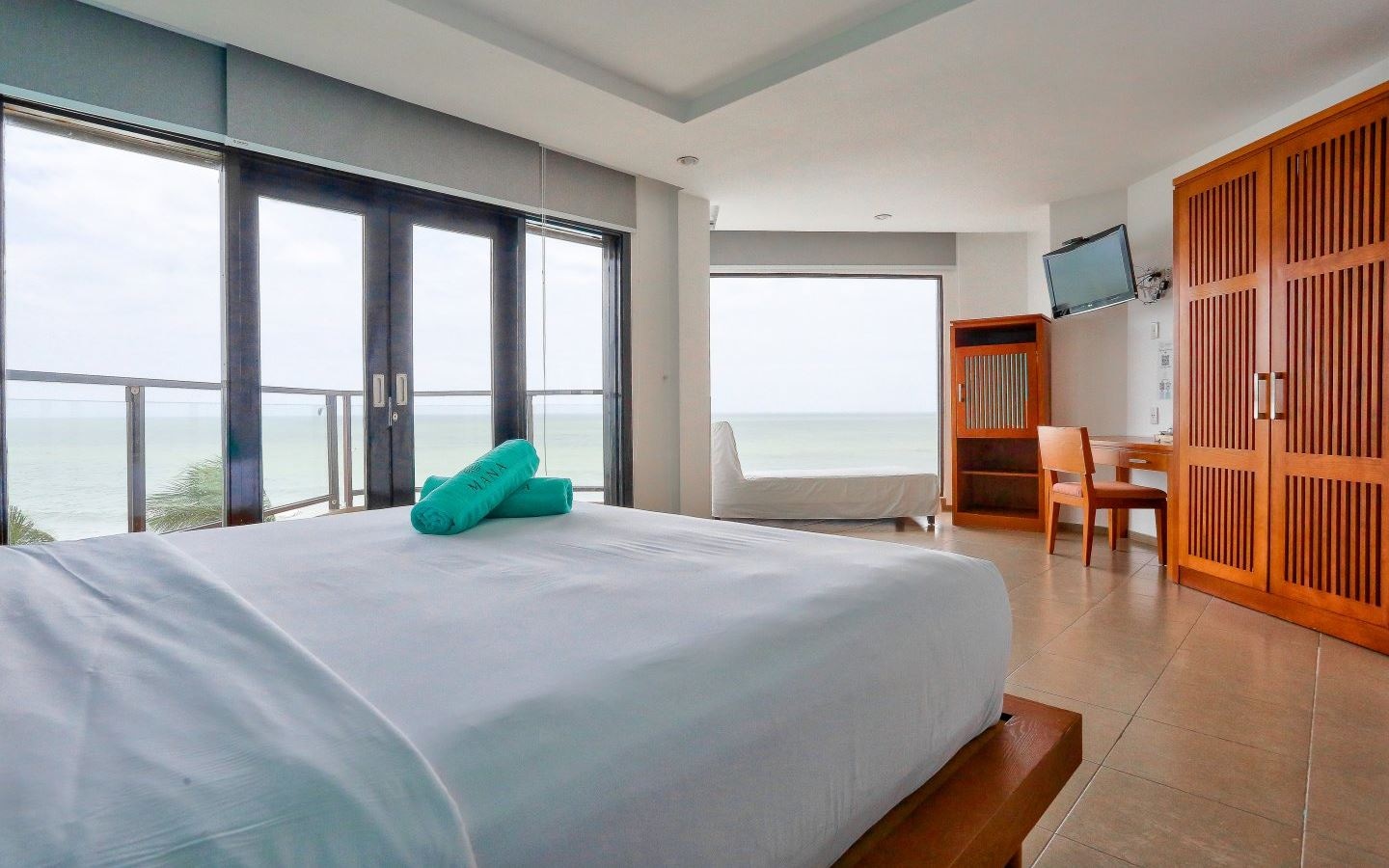 rooms-beachfront-suite-with-balcony-child-without-extra-bed