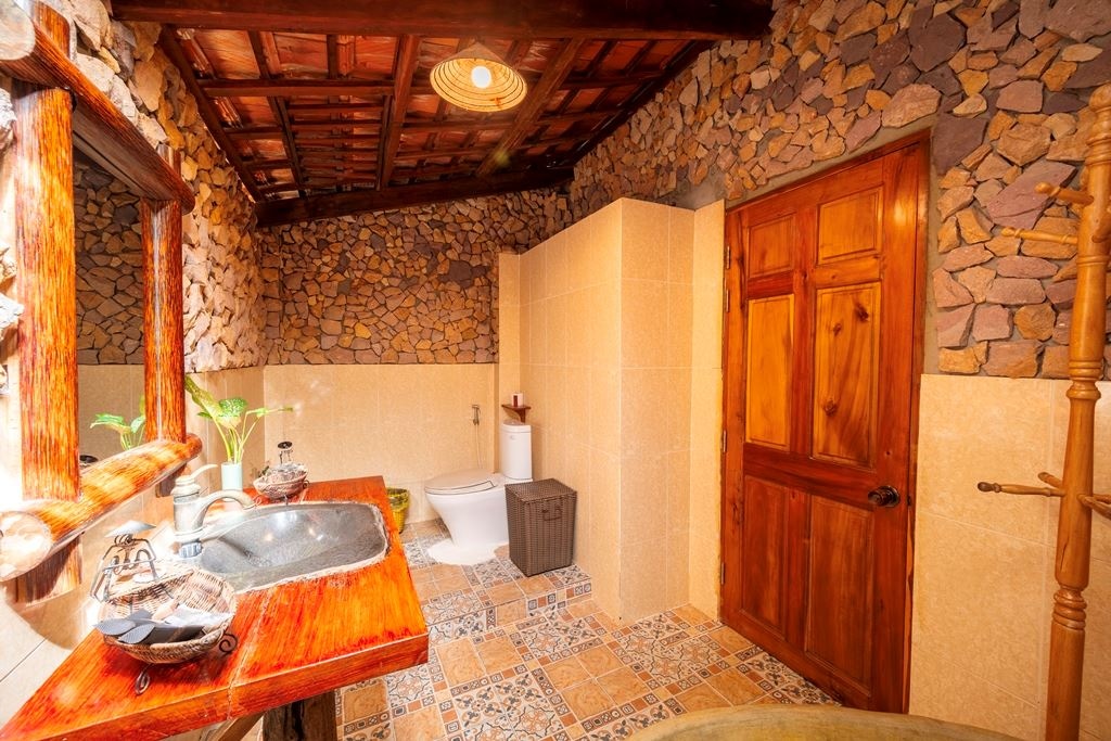 rooms-deluxe-bungalow-riverlake-view-with-balcony