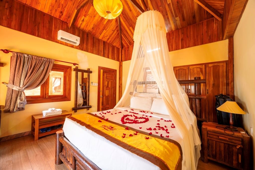 rooms-deluxe-bungalow-riverlake-view-with-balcony